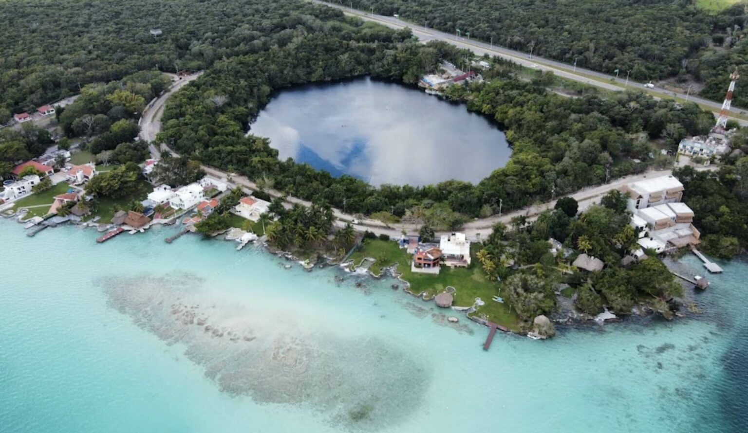 Conócenos: El Cenote Azul de Bacalar